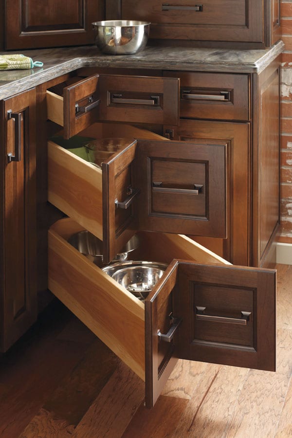 Base Corner Cabinet with Curved Pullout - Decora